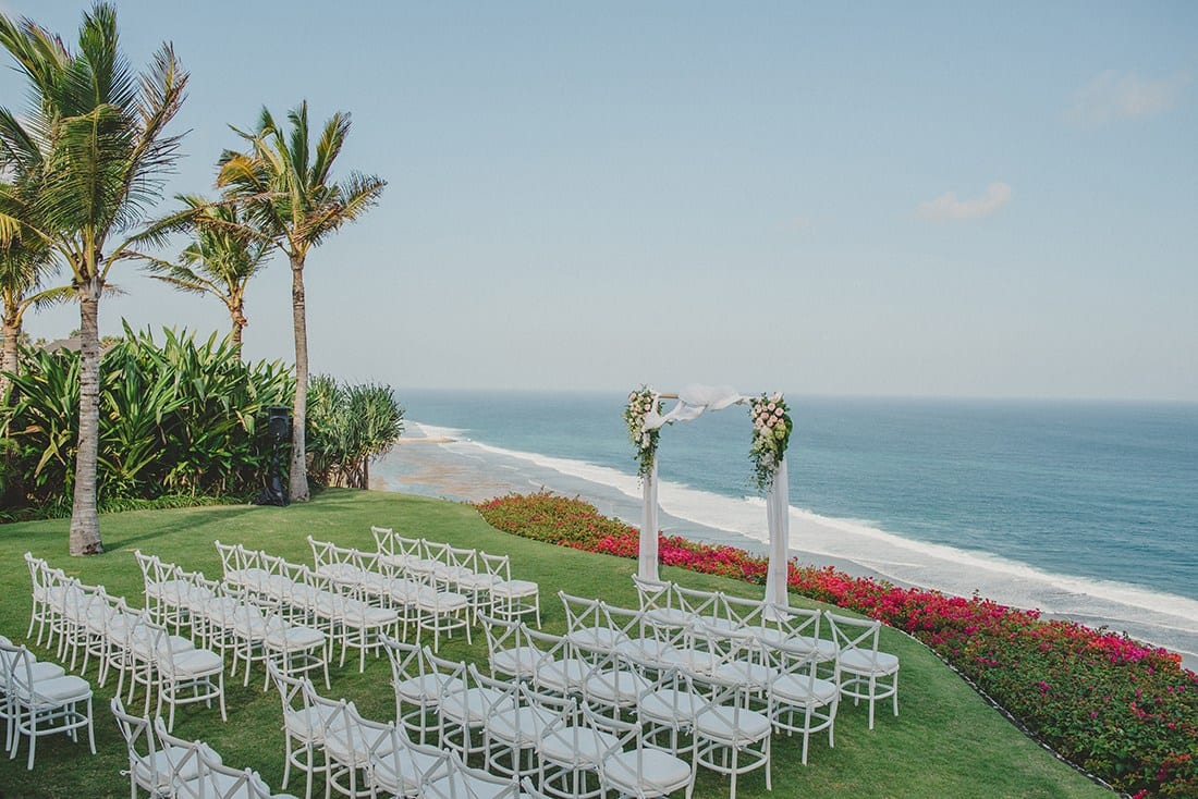 Real wedding: Julie and Toby's breezy, cliff-top villa wedding in Bali