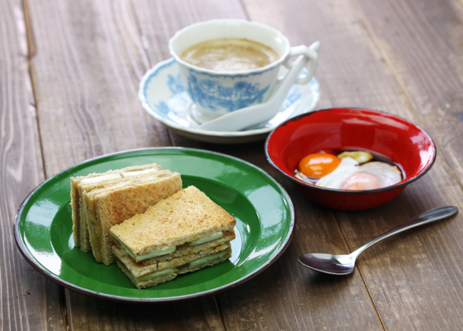 Colazione tradizionale locale. Kaya toast con uova alla coque è il modo per andare