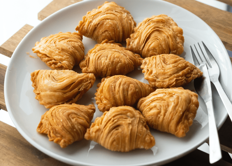 J2 FAMOUS CRISPY CURRY PUFF - 7 Maxwell Rd, Singapore, Singapore