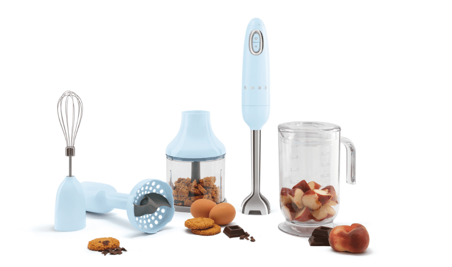 Everyone knows the secret to a great #breakfastbowl Insta post is one helluva blender and colourful berries.