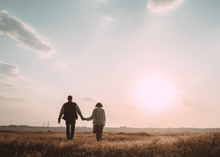 couple-holding-hands-not-wanting-kids