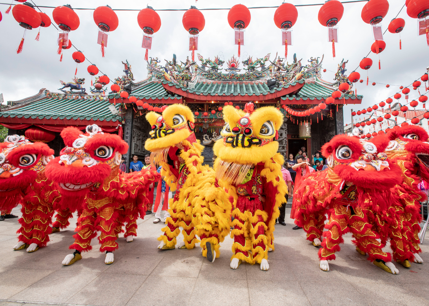 chinese new year traditions singapore | lion dance troupe