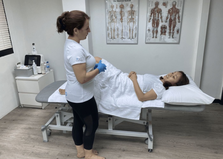 physiotherapy-clinics-singapore-health-2u-physiotherapists-helping-client