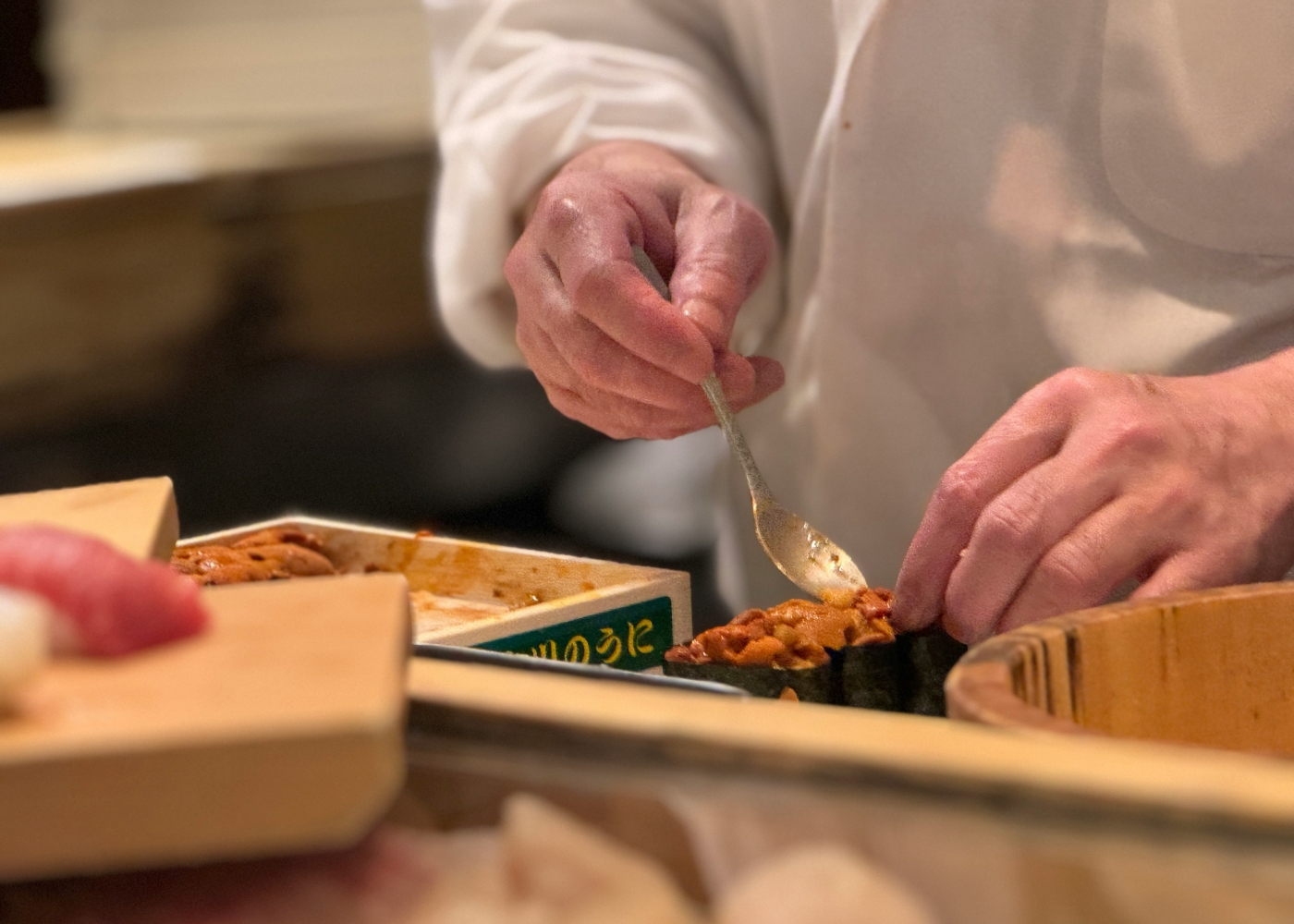 Best omakase restaurants in Singapore - Chef preparing sushi