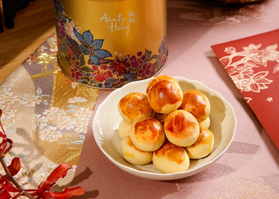 Best pineapple tarts in Singapore 2026 - Aunty Hong golden pineapple tarts