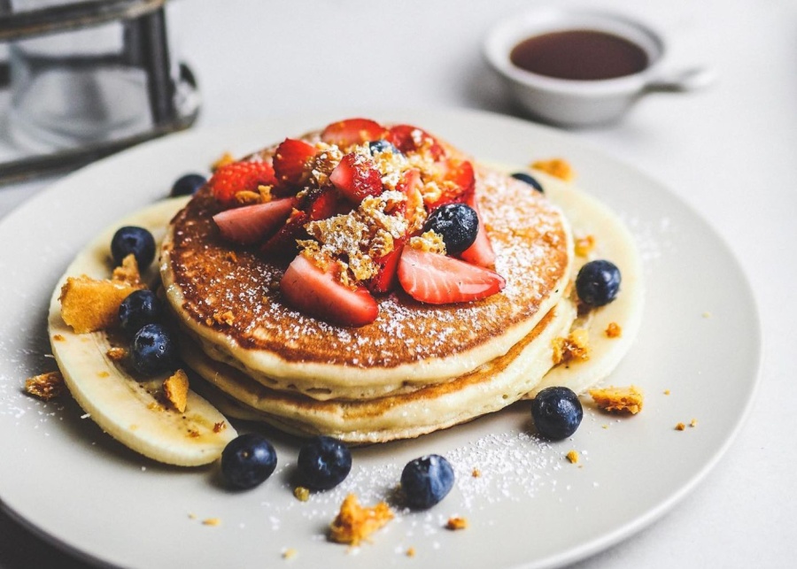 best-breakfast-singapore-group-therapy-cafe-fluffy-pancakes-with-strawberries-and-blueberries