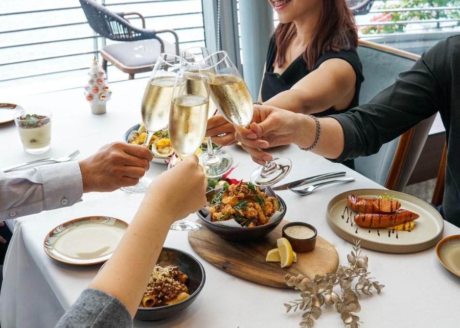 best-buffet-restaurants-singapore-monti-people-toasting-to-bubbly-at-brunch
