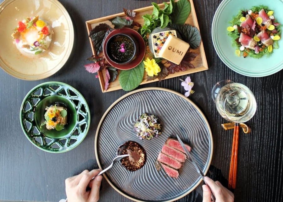 best-omakase-restaurants-singapore-oumi-spread-of-wagyu-beef-sashimi-japanese-cuisine