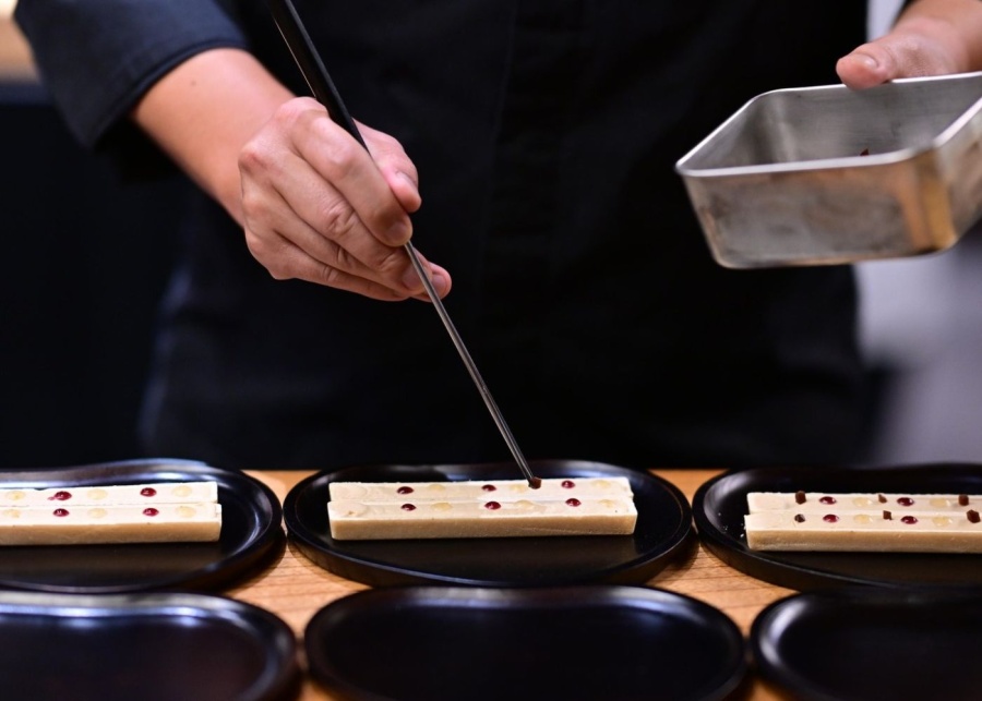 best-omakase-restaurants-singapore-takayama-chef-preparing-dishes