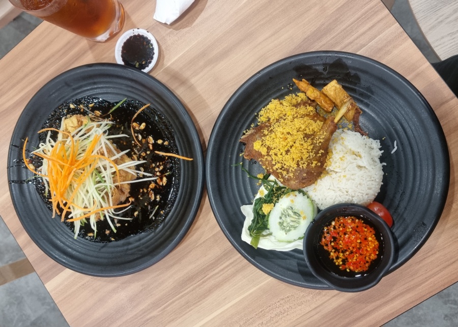 Bebek Goreng Pak Ndut's original crispy fried duck and tahu telur | Halal restaurants in Singapore