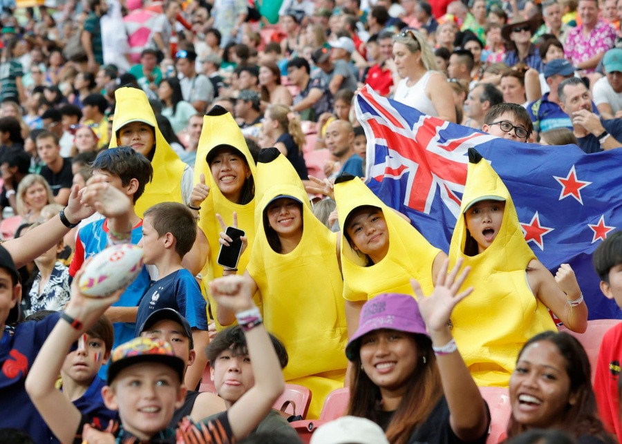 hsbc-svns-rugby-sevens-singapore-spectators-dressed-in-banana-costumes