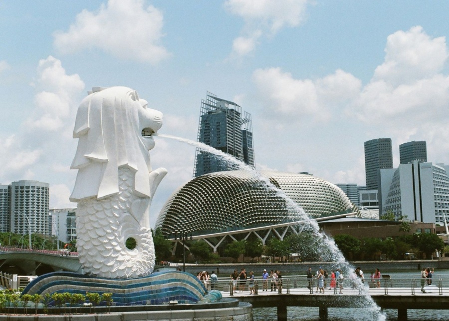 singapore-tourist-attractions-tourists-gathering-around-the-merlion