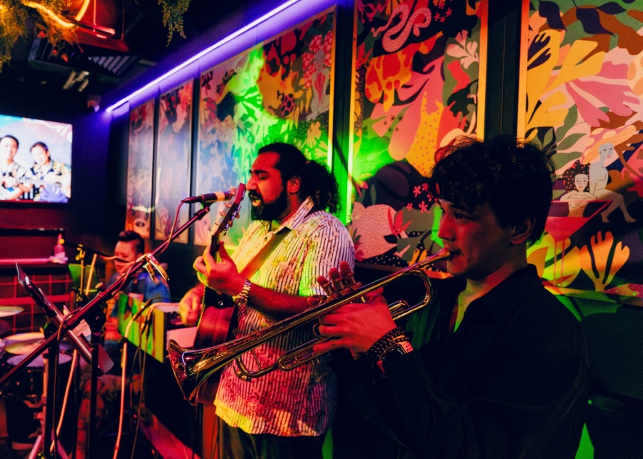 Best live music bars in Singapore - Chupitos live singers performing