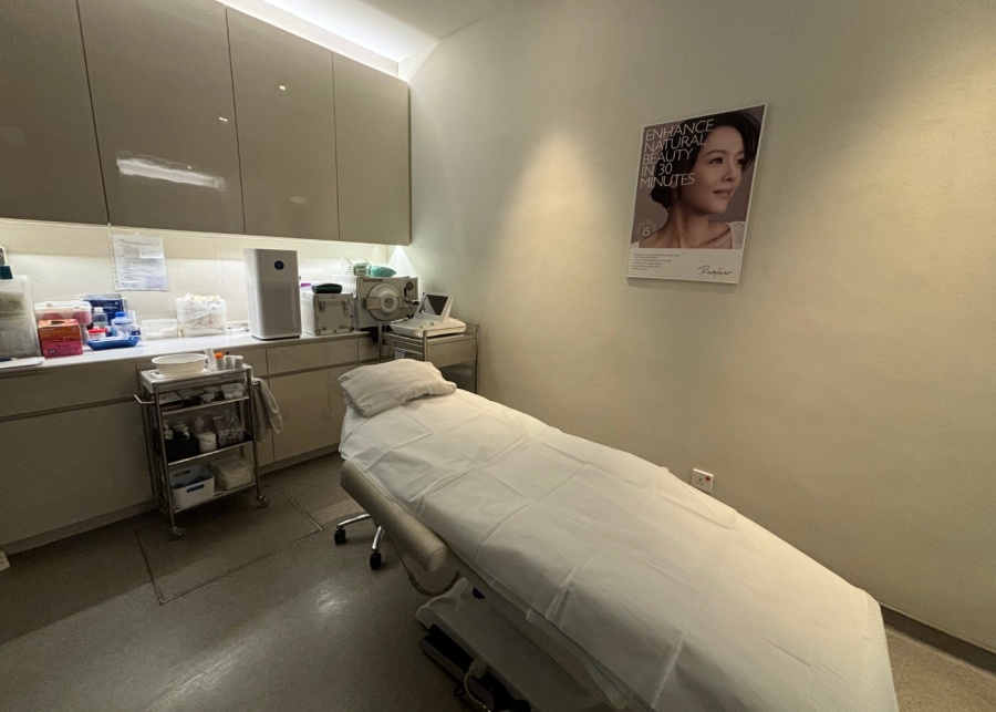 Cambridge Medical Group - Eyebag removal treatment - Treatment room