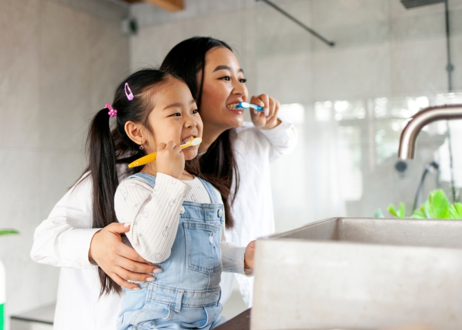 Oral health - Mum and child brushing teeth