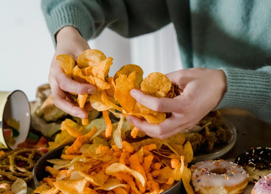 Oral health - Person holding a bunch of potato chips