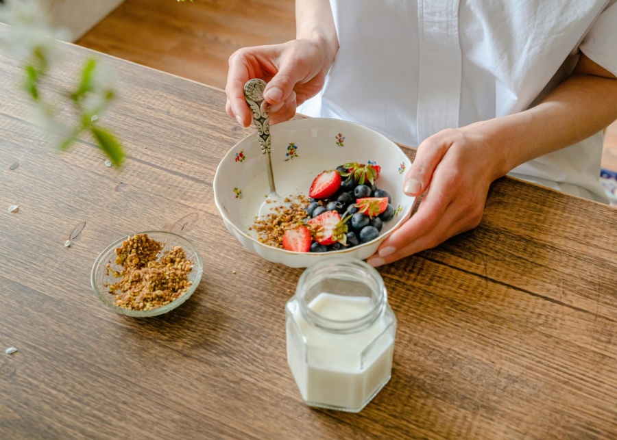 Bioglan Platinum Probiotics - Yogurt bowl with fresh fruits