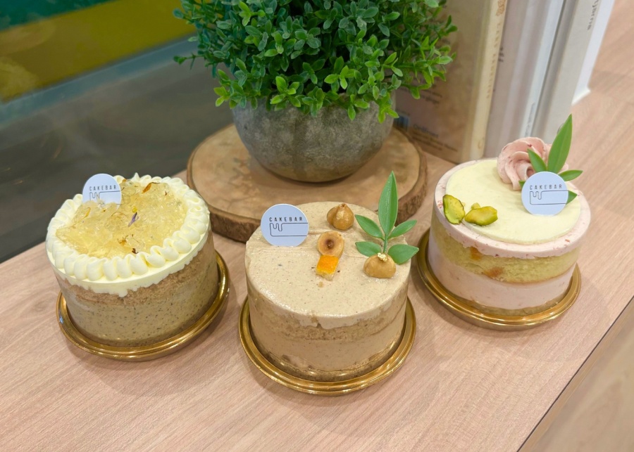 Best cake delivery in Singapore - Cakebar stawberry lemon pistachio, Earl Grey seasalt hazelnut, osmanthus oolong cakes