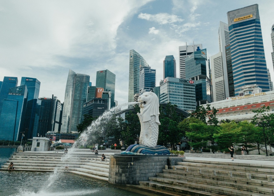 Lunch break activities - View of Singapore river, Merlion and CBD buildings