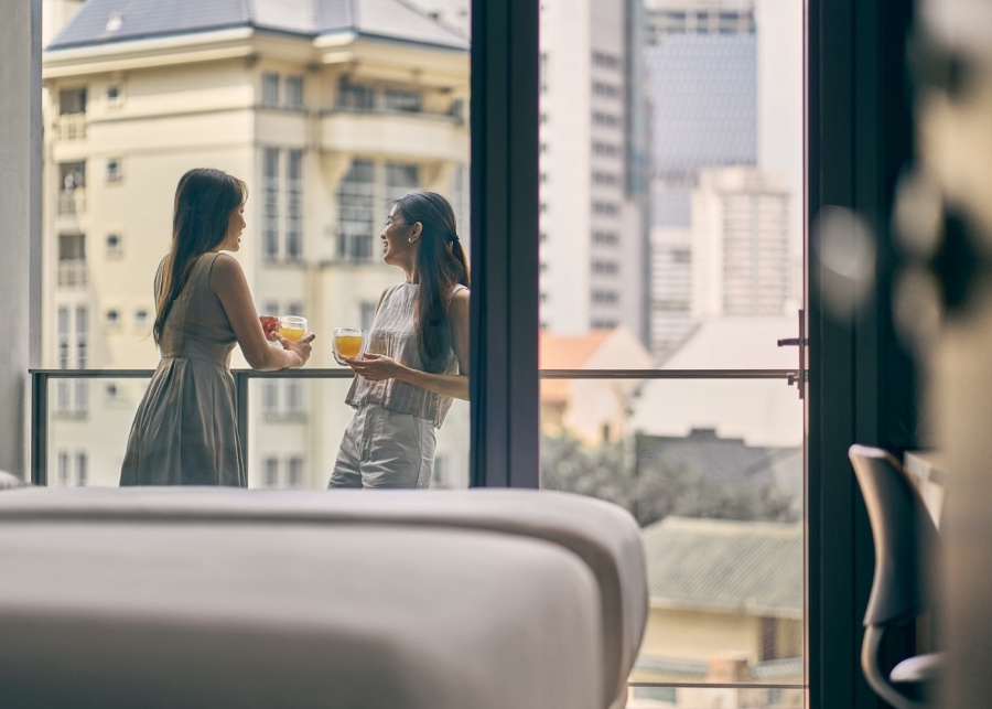 Mercure Icon Singapore City Centre - Two women chatting with drinks in the hotel room