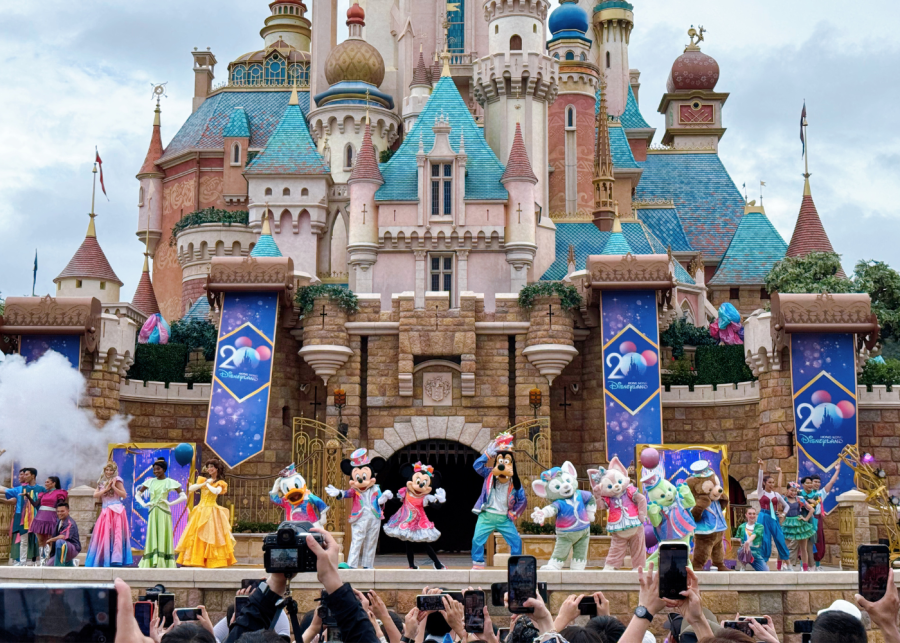 hong kong disneyland disney friends live party at the castle