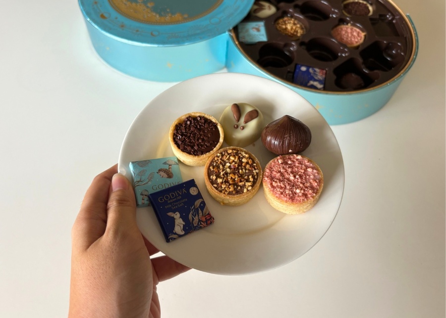 Mooncakes 2025 - Godiva Mid Autumn 14-piece gift box with carres, pralines and chocolate mini tartes
