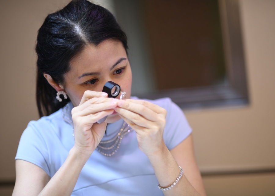 Wedding ring buying guide - Amanda Koo of eClarity inspecting a ring