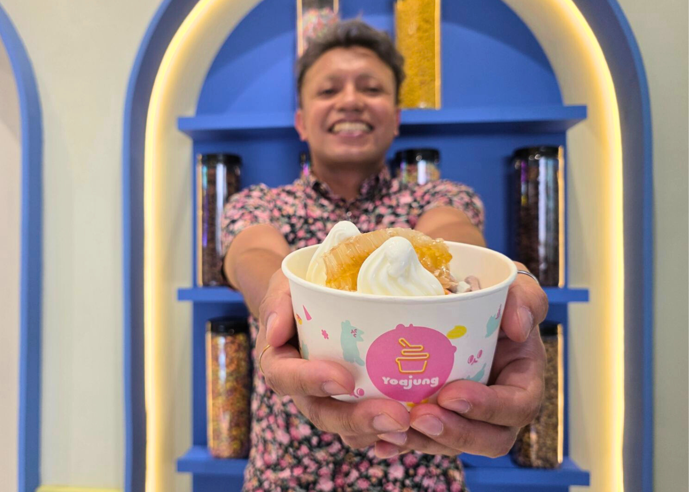 The author posing with his Yoajung bowl | Frozen yogurt froyo in Singapore