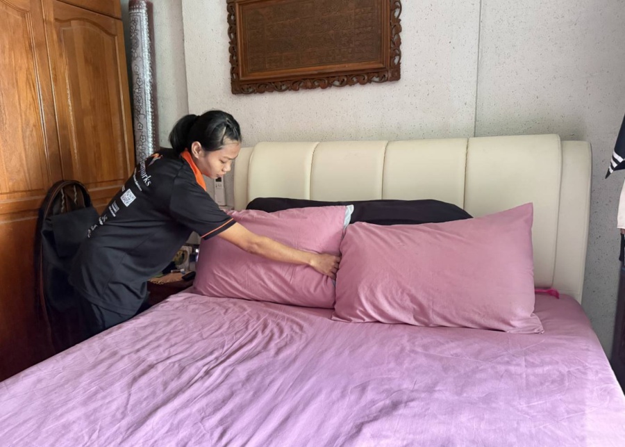 Best home cleaning services in Singapore - DW Home Cleaning Services Singapore - cleaner helping to make a bed