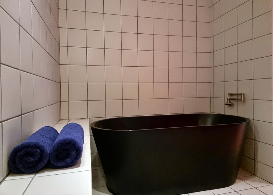 Cold plunge tub in the private suite | Hideaway at New Bahru