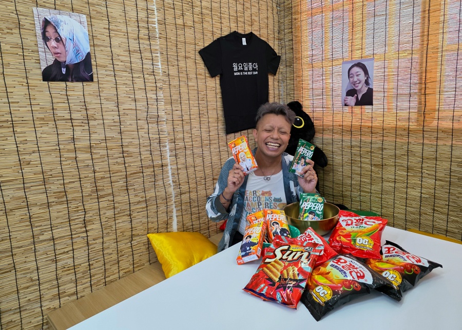 Lee Youngji's No Excuses set | iWan Idol Room in Singapore