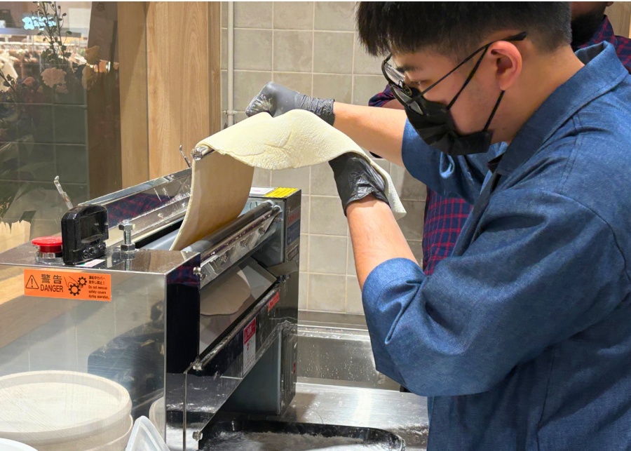 Udon Shin Singapore restaurant review - Staff making handmade udon noodles