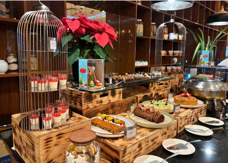 Amara Singapore Christmas buffet 2025 - Festive dessert set-up