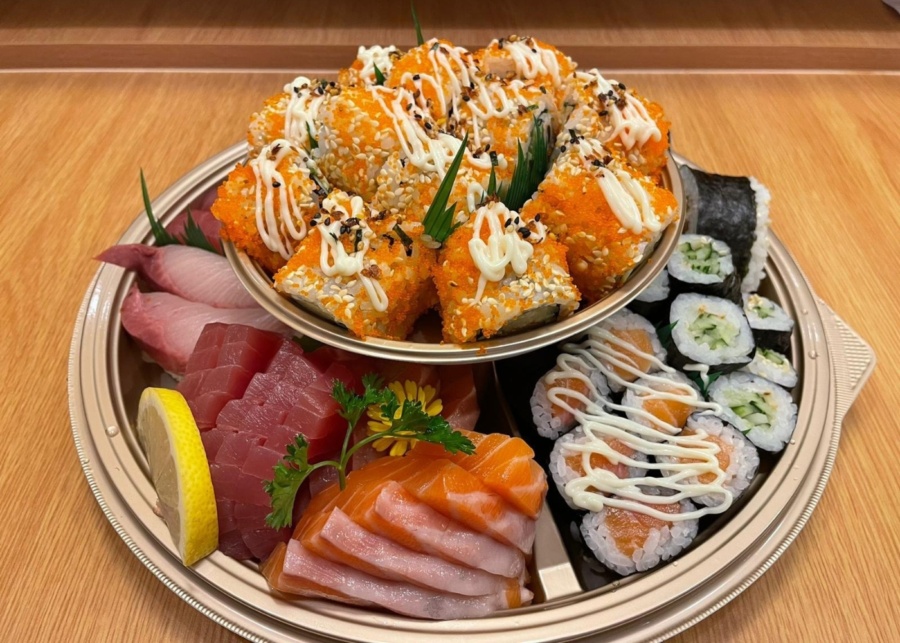 Best Japanese buffet restaurant in Singapore - Kumo Japanese Dining platter with California maki and fresh sashimi