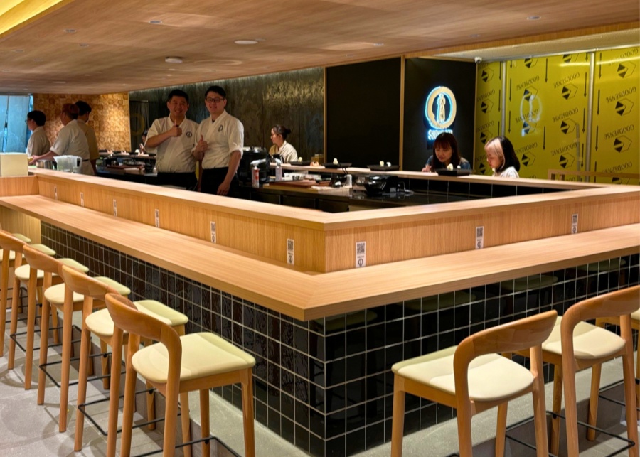 Sushidan Singapore review - Restaurant interiors with chefs posing