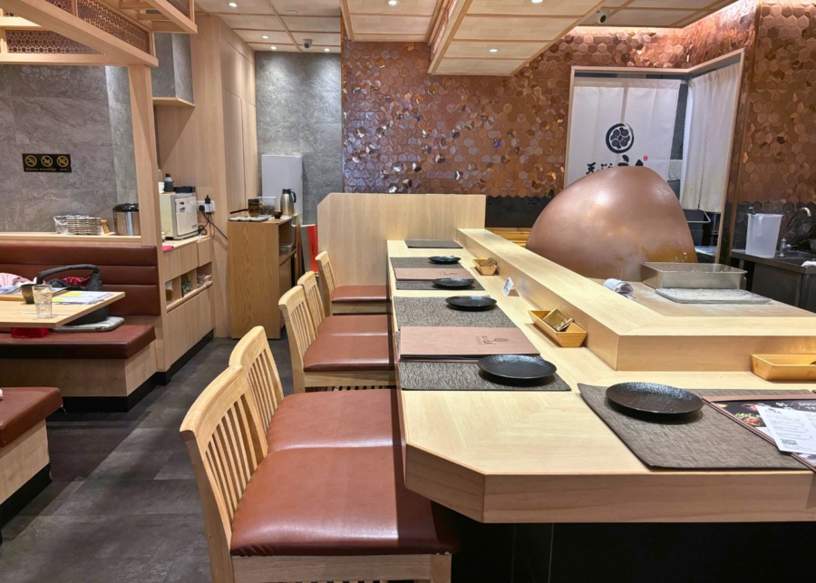 Tempura-En Suntec City review - Restaurant interiors and counter seating