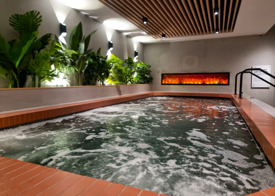 Hot magnesium salt bath | The Ice Bath Club at Duxton