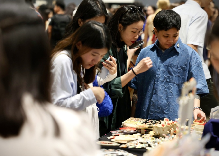 Shoppers browsing booths | Public Garden market at Suntec Singapore