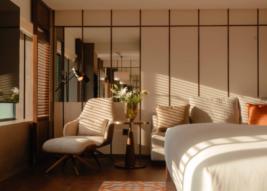 Best hotels for staycations in Singapore - Grand Hyatt Singapore lifestyle image of a guest room