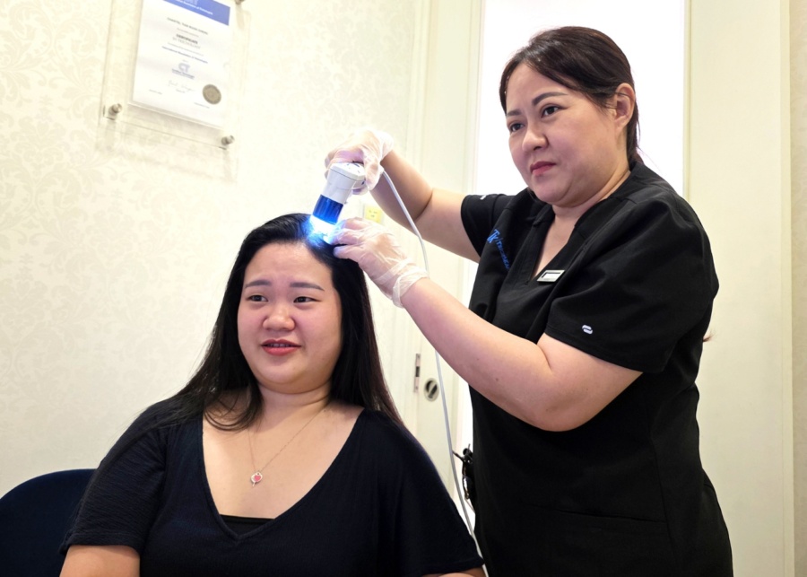 TK TrichoKare Dandruff Defense treatment review - Customer getting a pre-treatment scalp scan