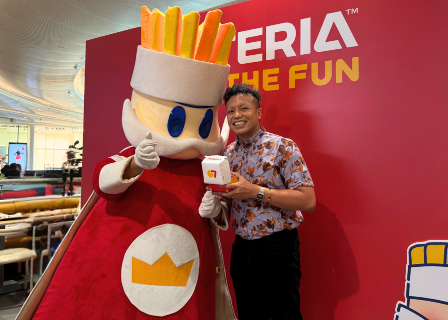Sufyan Saad with Lotteria's mascot | Lotteria Singapore review