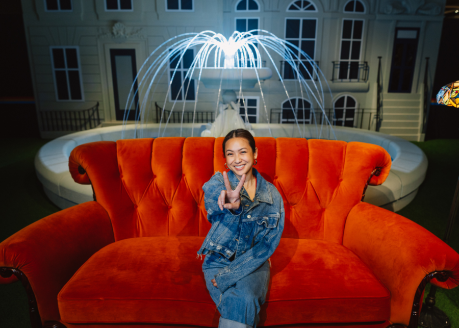 the friends experience in singapore couch by the fountain