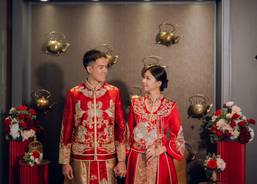Best wedding venues in Singapore - Jia Wei Chinese Restaurant at Grand Mercure Roxy Singapore - Asian couple at wedding ceremony