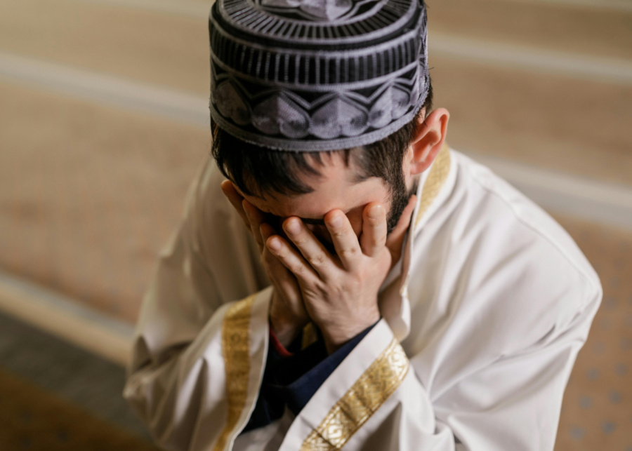 Man praying | Ramadan etiquette: Dos and don'ts during the fasting month