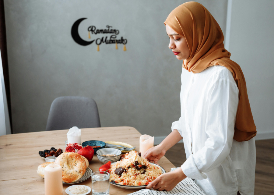 Muslim lady putting food on the table | Ramadan etiquette: Dos and don'ts during the fasting month