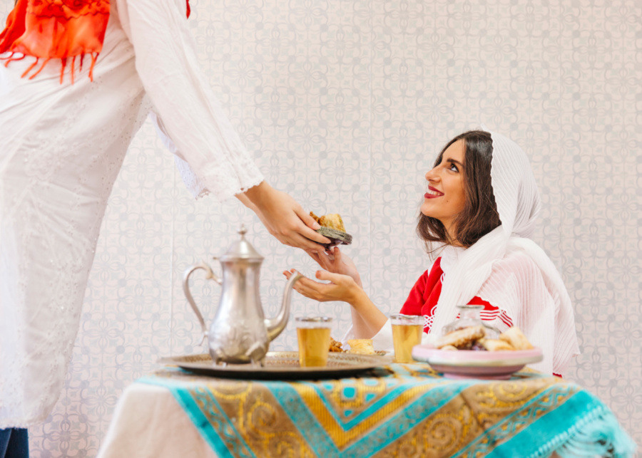 Muslim lady smiling looking up at friendly gesture | Ramadan etiquette: Dos and don'ts during the fasting month