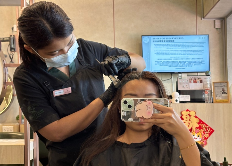 Bee Choo Origin scalp treatment review - Staff applying the Dead Sea Mud Mineral Scalp Detox mask