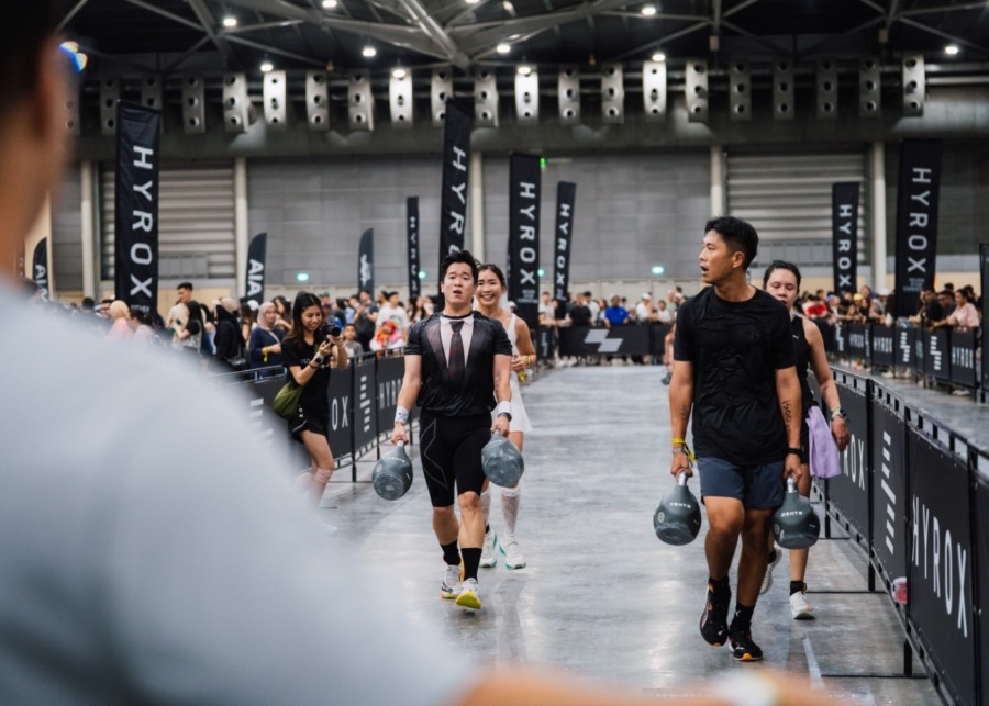 Best-Hyrox-training-clubs-in-Singapore-Male-participants-at-the-farmers-carry-station