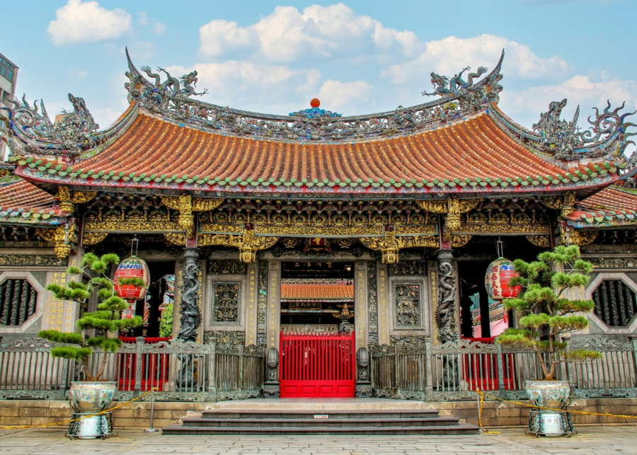 Best attractions to visit in Taipei - Longshan Temple exterior