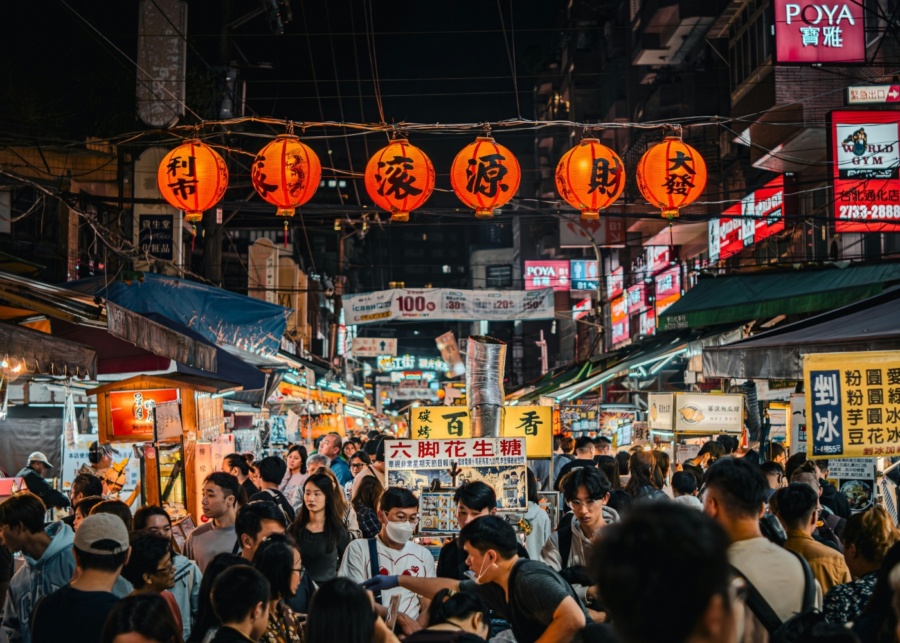 Best things to do in Taipei, Taiwan - A crowded night market in Taipei